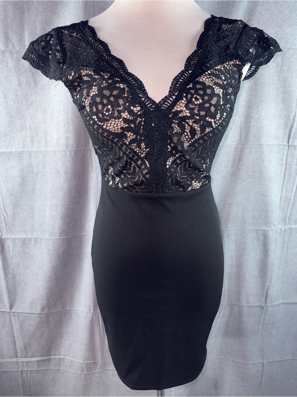 3205-Lulu's Black Lace V-Neck Midi Dress